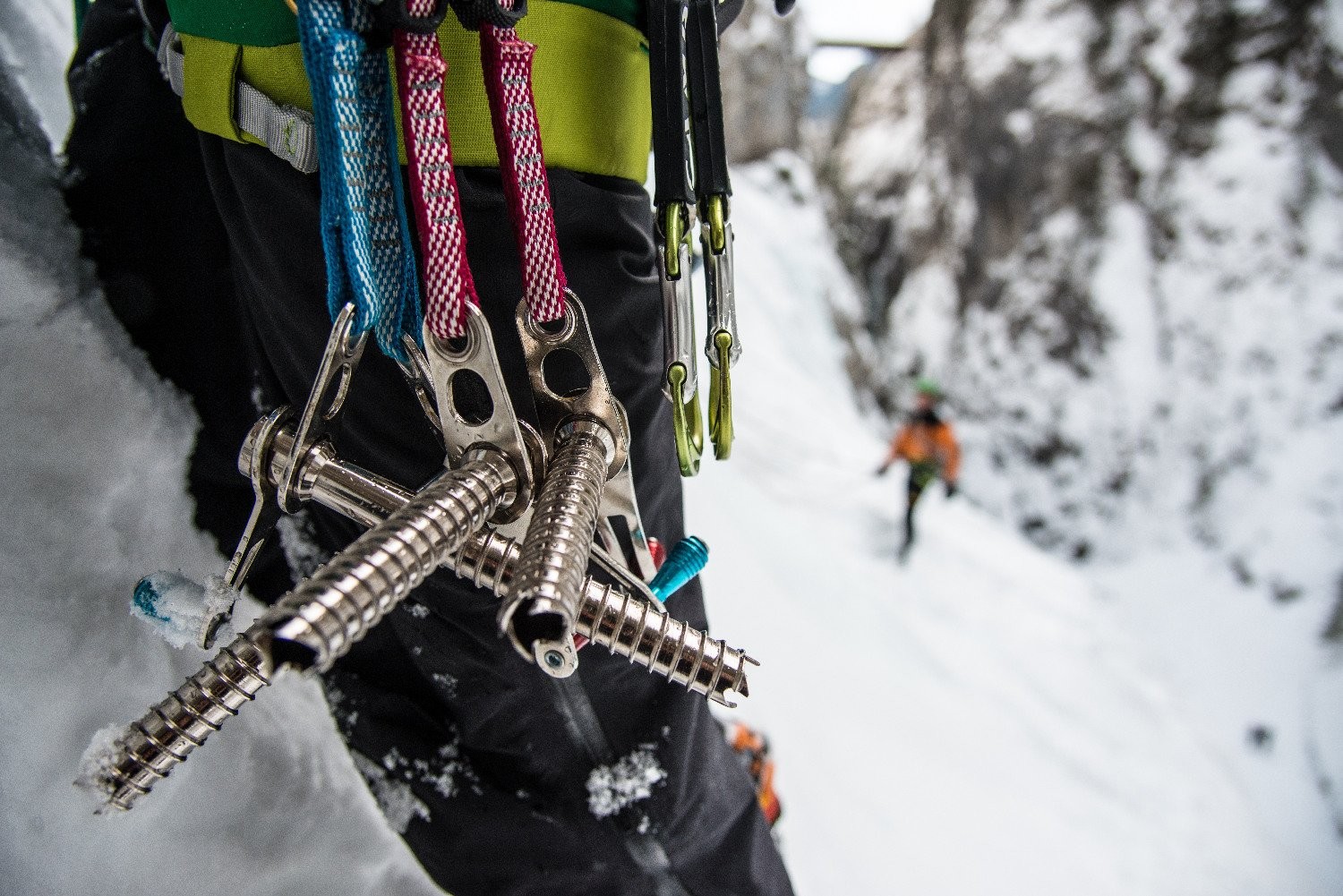 Wspinaczka lodowa – jakiego sprzętu potrzebujesz?