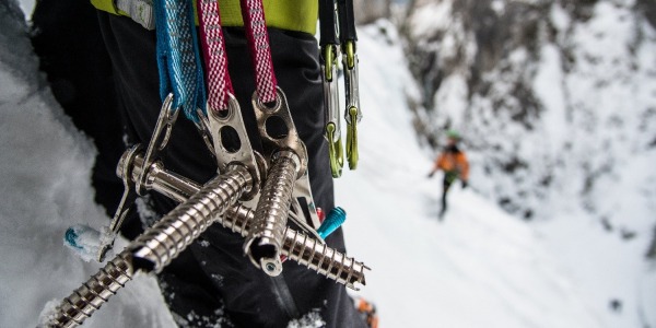 Wspinaczka lodowa – jakiego sprzętu potrzebujesz?