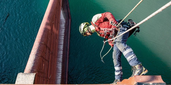 Praca z dostępem linowym. Jak zacząć pracę w branży alpinistycznej?