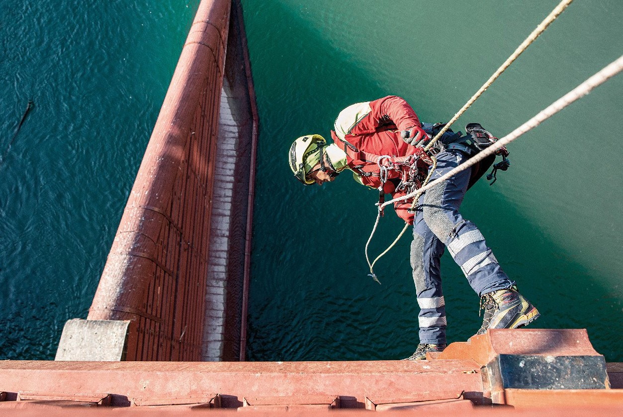 Praca z dostępem linowym. Jak zacząć pracę w branży alpinistycznej?